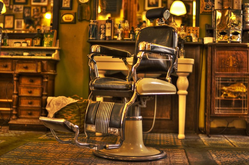 Klasyczny fotel barberski we wnętrzu zakładu